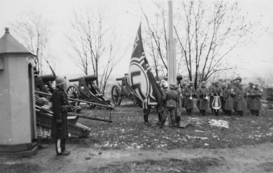 Tyske styrker heiser hakekorsflagget på Akershus 9. april 1940.