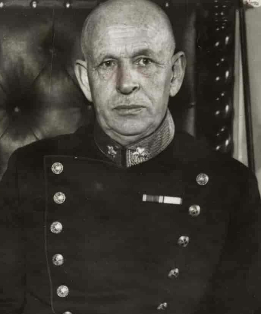 Kristian Laake var kommanderende general da Tyskland invaderte Norge 9. april 1940. Laake viste liten vilje til å ta opp kampen. Dagen etter valgte regjeringen å bytte ham ut med Otto Ruge.