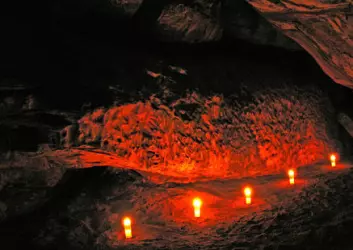"Verdens eldste rituelle handlinger er dobbelt så gamle som tidligere antatt. For mer enn 70 000 år siden ble det ofret spydspisser til ære for pytonslangen i en grotte i Botswana i Afrika. Her et nattfotografi fra stedet. Foto: Sheila Coulson."