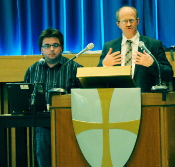 Fylkesordfører Gunnar Viken (t.h.) og seniorforsker Robert Bye ved TFoU, i Fylkestinget i Nord-Trøndelag. (Foto: Morten Stene) Fylkesordfører Gunnar Viken (t.h.) og seniorforsker Robert Bye ved TFoU, i Fylkestinget i Nord-Trøndelag. (Foto: Morten Stene)