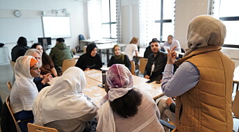 Norskopplæring for voksne innvandrere: – Vi må hjelpe dem på de språkene vi kan