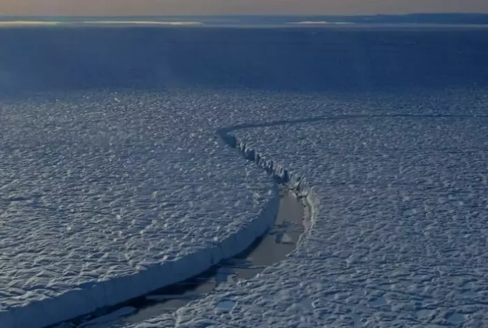 En ny sprekk i Petermanns istunge ble observert under den svenske isbryteren Odens ekspedisjon i 2019. Sprekker kan oppstå på tvers over istungen og føre til at store isfjell brytes av – eller til og med at hele istungen brekker av.