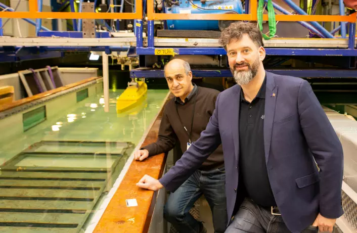 Kourosh Koushan (left) of SINTEF and entrepreneur Eric Lithun (right) of Elfly at SINTEF Ocean’s Ship Model Tank.