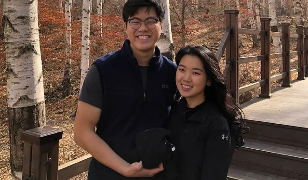 Byeonghun Kim og kjæresten Eunkyung Baek har én koreansk og én internasjonal alder. Det blir det slutt på nå. Byeonghun Kim og kjæresten Eunkyung Baek har én koreansk og én internasjonal alder. Det blir det slutt på nå.