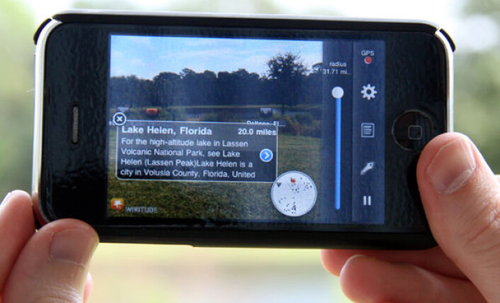 iPhone viser augmented reality (AR) med programmet Wikitude. (Foto: Mr3641, Creative Commons Attribution-Share Alike 3.0 Unported) iPhone viser augmented reality (AR) med programmet Wikitude. (Foto: Mr3641, Creative Commons Attribution-Share Alike 3.0 Unported)
