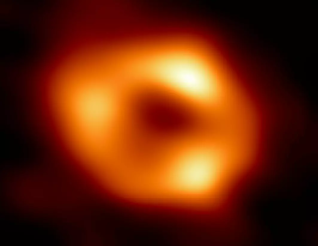 Dette er det første bildet av Sagittarius A*, det supermassive sorte hullet i midten av Melkeveien.