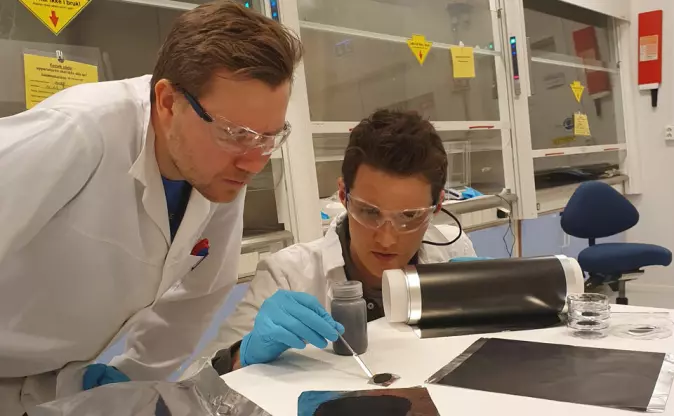 A lot of space and energy is required in making batteries. Sintef researchers Tor Olav Sunde (left) and Nikolai Helth Gaukås have found out how it is possible to save a lot of both.