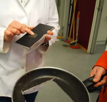 Ved å skrape en bit av teflonen og lagene i steikepanna kan man finne ut hvilke mulige giftstoffer som befinner seg i den. (Foto: Helge M. Markusson)