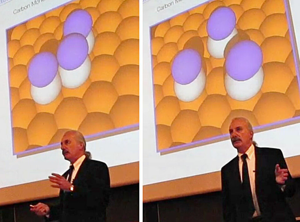Donald Eigler forklarer hvordan molekylet av kullos (karbonmonoksyd) kan brukes til å lage en kaskade. Til venstre: Tre kullosmolekyler (blå/hvite) ligger i en metastabil V-form. Til høyre: Etter en tid løsner bunnen i V-en, og impulsen forplanter seg til neste kullos-triplett. (Foto: Arnfinn Christensen)