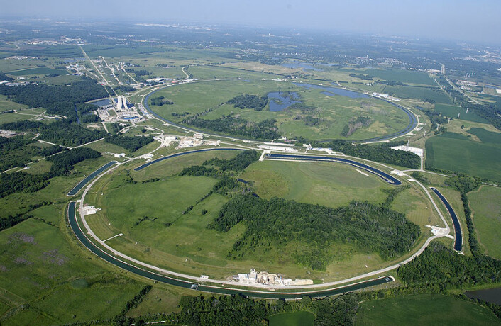 Tevatron-akseleratoren, der funnene ble gjort på forskningssenteret Fermilab utenfor Chicago, ligger langs denne sirkelen. (Foto: Fermilab) Tevatron-akseleratoren, der funnene ble gjort på forskningssenteret Fermilab utenfor Chicago, ligger langs denne sirkelen. (Foto: Fermilab)