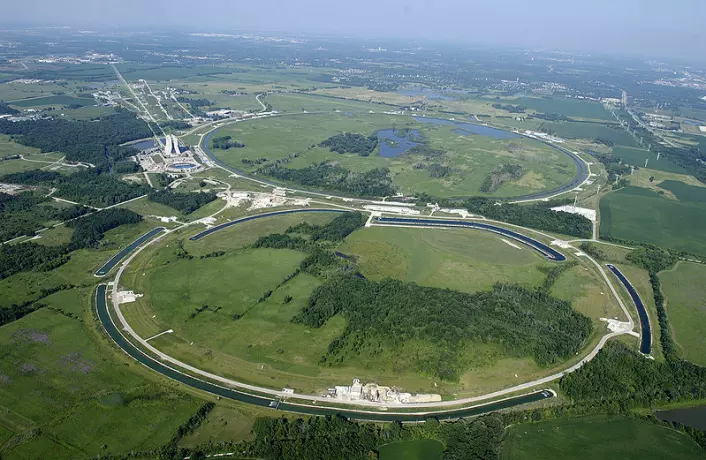 Tevatron-akseleratoren, der funnene ble gjort på forskningssenteret Fermilab utenfor Chicago, ligger langs denne sirkelen. (Foto: Fermilab)