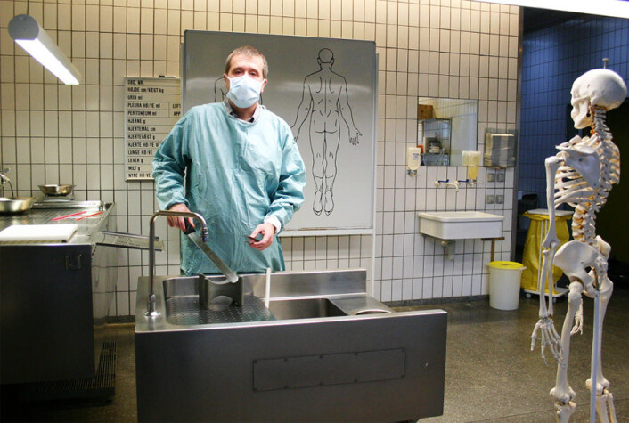 Rettspatolog Steen Holger Hansen viser fram obduksjonslokalene på Retsmedicinsk Institut, Københavns Universitet. (Foto: Sybille Hildebrandt) Rettspatolog Steen Holger Hansen viser fram obduksjonslokalene på Retsmedicinsk Institut, Københavns Universitet. (Foto: Sybille Hildebrandt)
