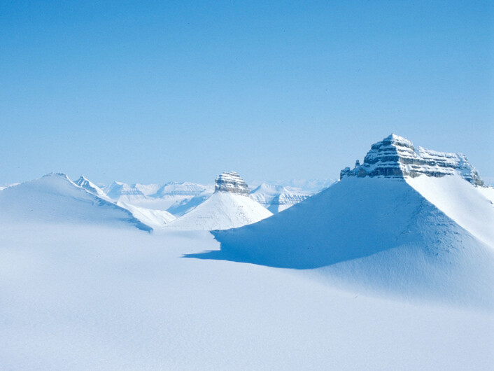 "Isfjell på Svalbard." "Isfjell på Svalbard."