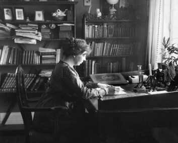 Sigrid Undset ved skrivbordet på Bjerkebæk, hvor hun skrev om sin mest kjente skikkelse som hun ga navnet Kristin Lavransdatter. (Foto: Avilde Torp) Sigrid Undset ved skrivbordet på Bjerkebæk, hvor hun skrev om sin mest kjente skikkelse som hun ga navnet Kristin Lavransdatter. (Foto: Avilde Torp)
