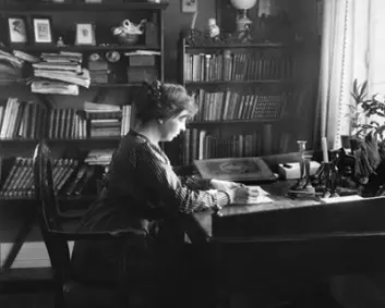 Sigrid Undset ved skrivbordet på Bjerkebæk, hvor hun skrev om sin mest kjente skikkelse som hun ga navnet Kristin Lavransdatter. (Foto: Avilde Torp)