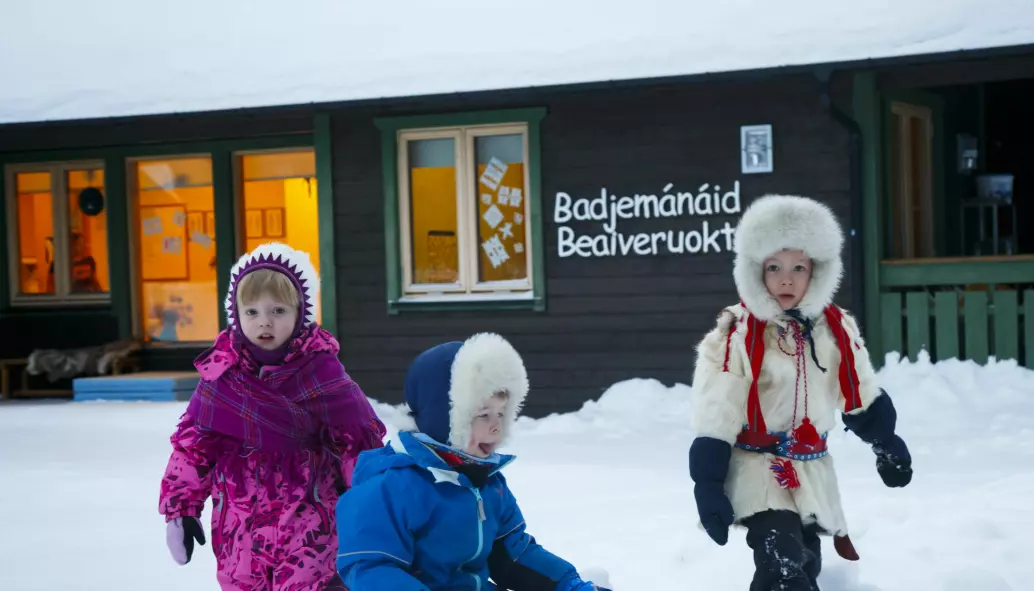 Forskere har undersøkt hvordan et utvalg samiske barn opplever sin oppvekst og egne rettigheter. Bildet er et illustrasjonsbilde til saken og viser barn i lek i en reindriftsbarnehage i Karasjok i 2017.