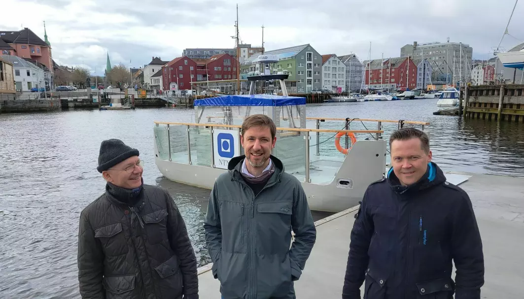 Egil Eide, Ole Andreas Alsos og Morten Breivik ved NTNU bruker kanalen i Trondheim som forskningslaboratorium.