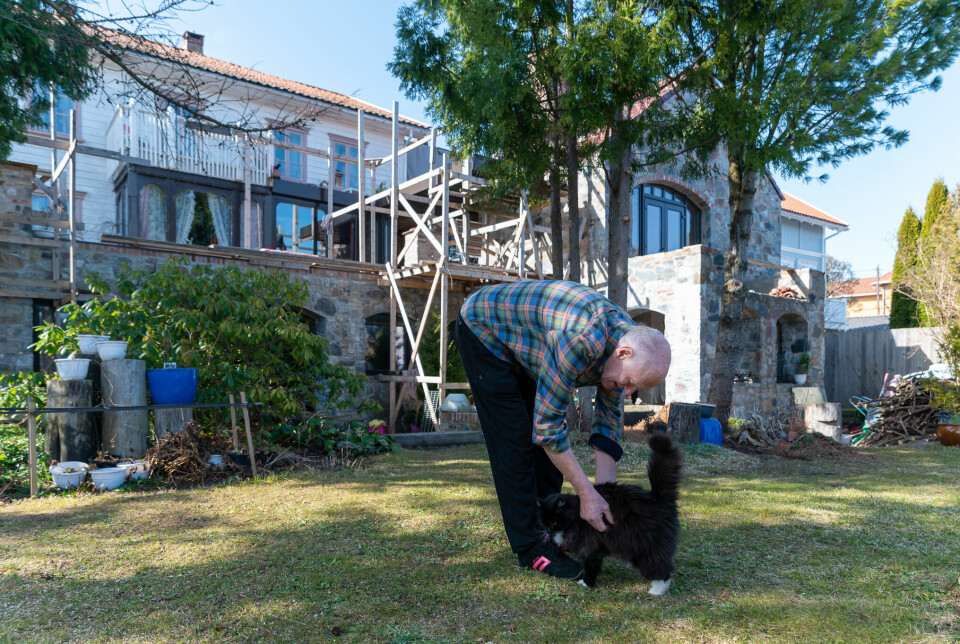 Så lenge smertene er moderate, jobber Roar Henriksen videre med å ferdigstille tilbygget på huset i Langesund.