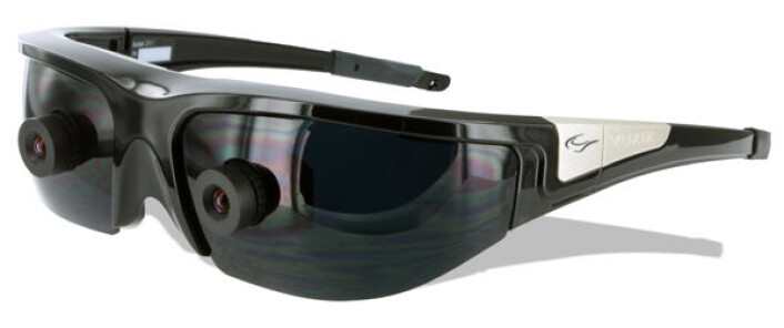 Den amerikanske produsenten Vuzix har lansert disse AR-brillene med to kameraer, som gir 3D-dybdesyn. Modellen kommer snart på markedet. (Pressefoto: Vuzix Corporation.) Den amerikanske produsenten Vuzix har lansert disse AR-brillene med to kameraer, som gir 3D-dybdesyn. Modellen kommer snart på markedet. (Pressefoto: Vuzix Corporation.)