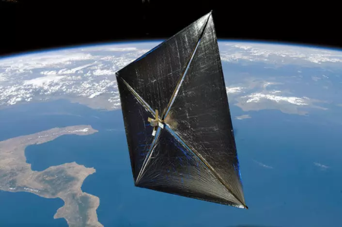 En satelitt utstyrt med seil kan gi ny kunnskap for framtidige seilaser mellom stjernene, drevet av solstråler. (Illustrasjon: NASA)