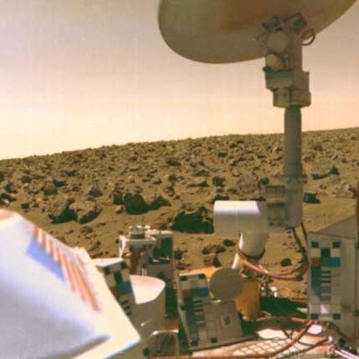 "Viking 2 tok dette bildet da den landet på den røde marsoverflaten 3.september 1976, over 740 mil unna sin tvillingrobot, Viking 1, som hadde landet 20.juli samme år. (Foto: NASA)" "Viking 2 tok dette bildet da den landet på den røde marsoverflaten 3.september 1976, over 740 mil unna sin tvillingrobot, Viking 1, som hadde landet 20.juli samme år. (Foto: NASA)"