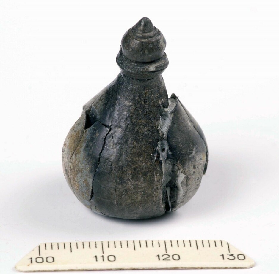 Hnefatafl-brikke funnet under utgravingen i Kyiv.