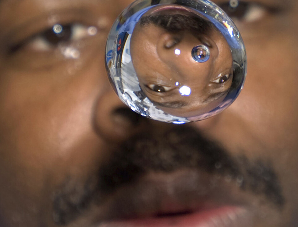 Astronauter trenger også vann. Her er Astronaut Leland Melvin på den internasjonale romstasjonen i 2009 sammen med en vektløs vanndråpe.