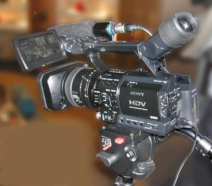 "Sonys nye tre-brikkers HDR-FX1 som filmer 1080i HDTV i HDV-formatet ble vist for første gang på IBC-messen." "Sonys nye tre-brikkers HDR-FX1 som filmer 1080i HDTV i HDV-formatet ble vist for første gang på IBC-messen."