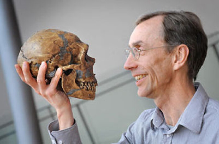 Svante Pääbo og neandertaler. (Foto: Frank Vinken) Svante Pääbo og neandertaler. (Foto: Frank Vinken)