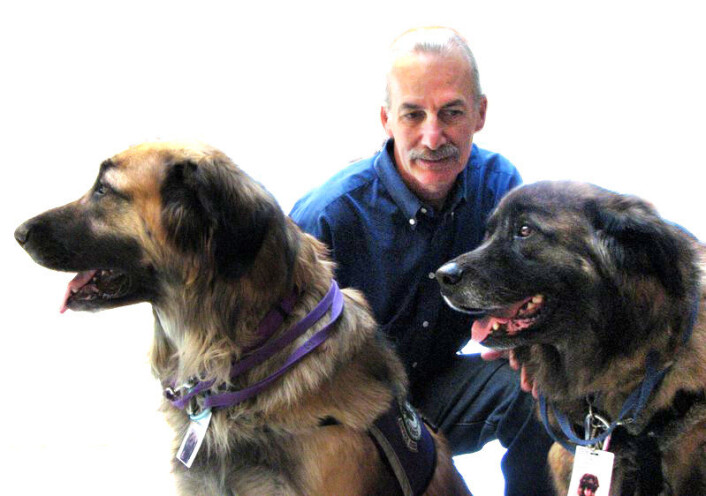 Donald Eigler med hundene sine, Neon (t.v.) og Argon (t.h). Eigler er en ivrig hundetrener. (Foto: Jenny Almaden) Donald Eigler med hundene sine, Neon (t.v.) og Argon (t.h). Eigler er en ivrig hundetrener. (Foto: Jenny Almaden)