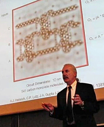Donald Eigler viser fram den største logiske kretsen laget med kullos-molekyler, i alt 541 fordelt over 12 x 17 nanometer. (Foto: Arnfinn Christensen)