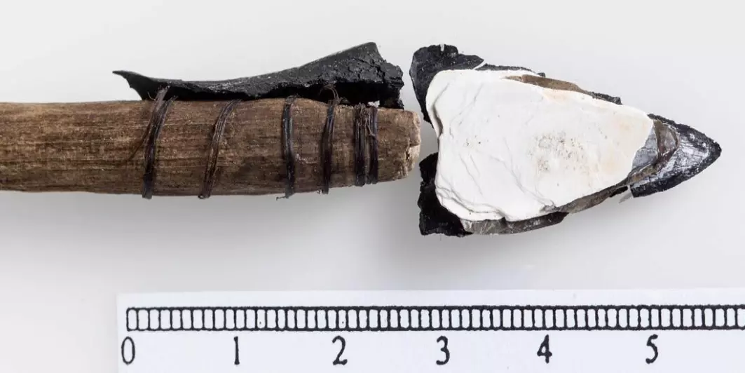 Exceptionally well-preserved arrows from the Bronze Age have melted out of the Løpesfonna ice patch in Oppdal municipality in central Norway. They have intact lashing and projectiles made from shells. A new report summarizes the state of knowledge in Norway’s glacial archaeology, and calls for a national monitoring programme to secure finds.