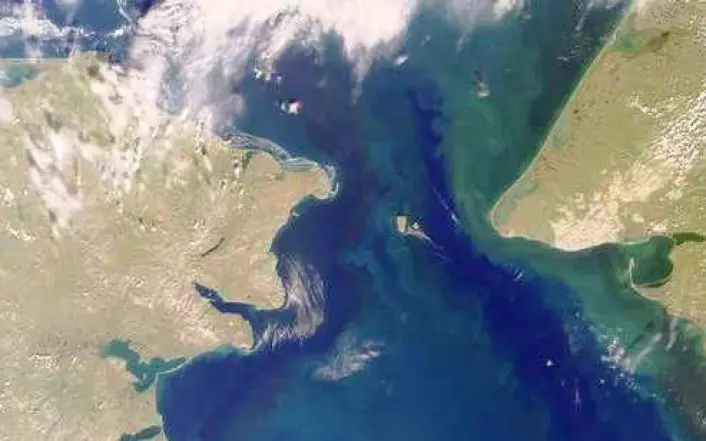 Beringstredet spiller en nøkkelrolle i klodens klima ved at det fører vann fra Stillehavet og inn i Polhavet. Satelittfoto med Tsjuktsjerhalvøya og Kapp Dezjnov (Russland) til venstre og Cape Prince of Wales (Alaska, USA) til høyre. (Foto: NASA/GSFC/JPL, MISR Team)