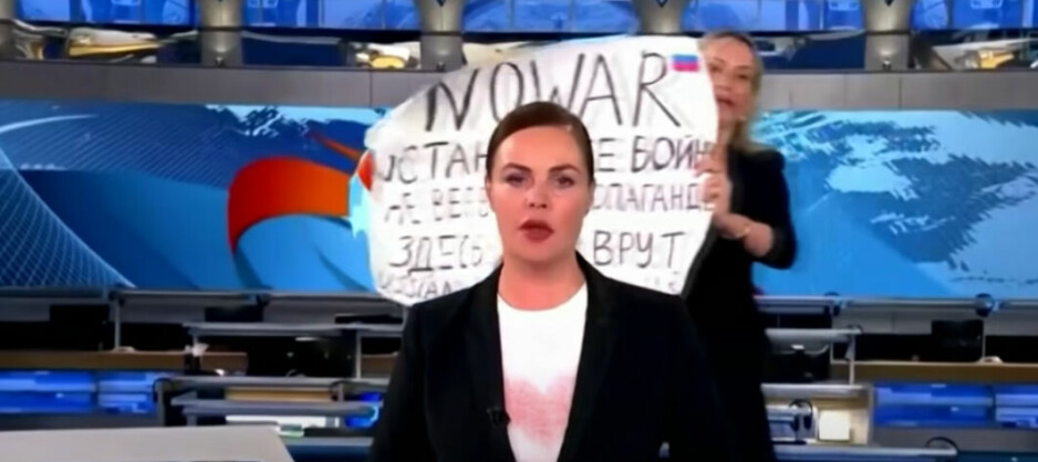 Marina Ovsjannikova demonstrerte mot krigen med en plakat under en direktesendt nyhetssending i Russland. Nå ser forskerne at russiske myndigheter trapper opp både sensur og propaganda.