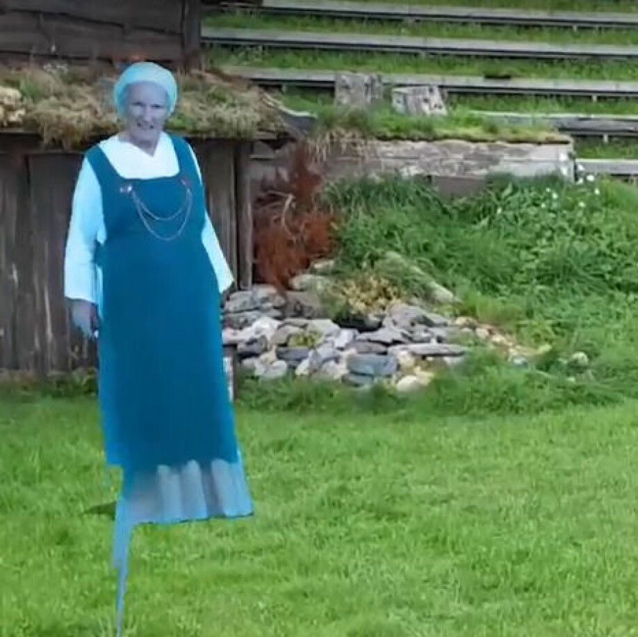 Fru Guri av Edøy er mer enn et hologram på Gurisenteret. Hun er hovedpersonen i et tradisjonsrikt uteteater på Smøla. Handlingen foregår på 1100-tallet, etter kristningen av Norge. – Hedninger! Hedninger! Hedninger! Ha dere vekk, roper Fru Guri før hun fordufter.