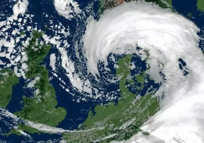 I 1999 ble Danmark rammet av et lavtrykk som skapte en massiv orkan som man kan se på bildet her. Plutselige endringer i lufttrykk kan skape stormer og orkaner. Det skjer når luftens sirkulasjon akselererer og rotasjonen blir vill nok.