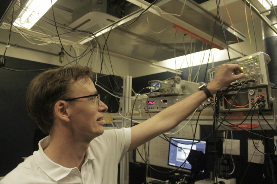 Peter Lodahl forsker på fotoniske kvantebits som er bits basert på lys.