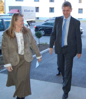 Erik Solheim blir tatt imot av NILUs styreleder Suzanne Lacasse. (Foto: NILU) Erik Solheim blir tatt imot av NILUs styreleder Suzanne Lacasse. (Foto: NILU)