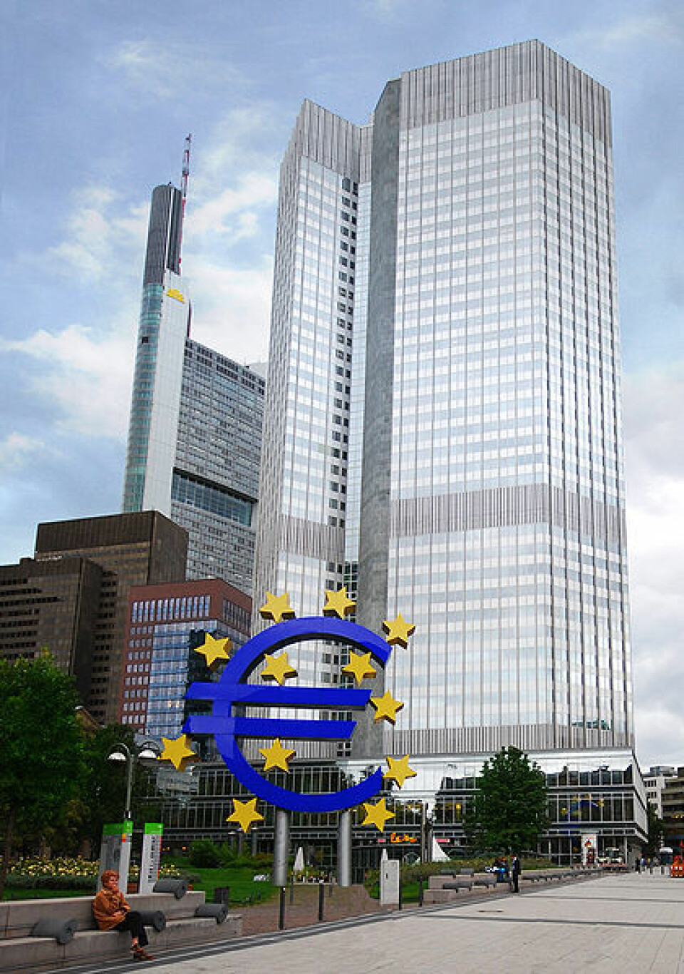 'Eurosonen, her representert ved hovedkontoret til den europeiske sentralbanken (ECB), sliter. (Foto: Eric Chan/Wikimedia Commons)'