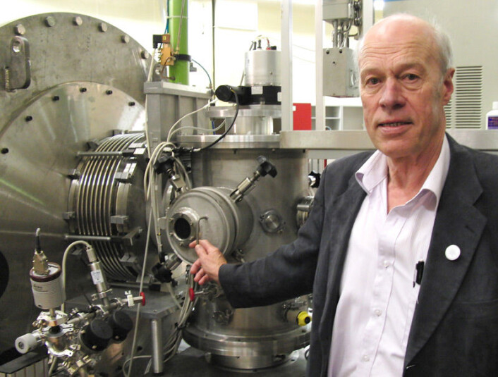 Arne Skjeltorp i atomreaktoren til Institutt for energiteknikk på Kjeller. Reaktoren blir blant annet brukt til å analysere nanomaterialer. (Foto: Arnfinn Christensen) Arne Skjeltorp i atomreaktoren til Institutt for energiteknikk på Kjeller. Reaktoren blir blant annet brukt til å analysere nanomaterialer. (Foto: Arnfinn Christensen)