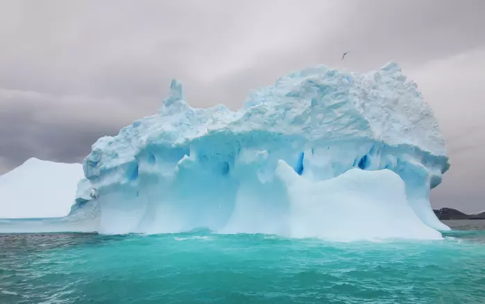 Det er sjeldan godt nytt når mannskapet ropar «Titanic». Då vinden blas opp, fekk isfjella fart på seg.
