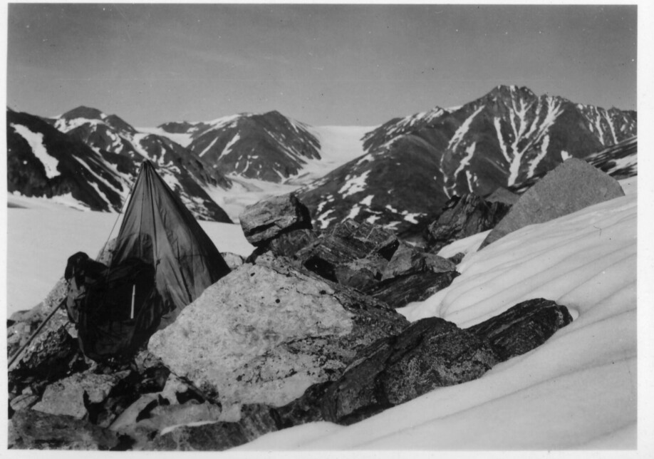 På tur alene innover Claveringsøya 2. august 1939 slår Brit Hofseth opp teltet sitt «midt i en bratt snefonn med store stein i», ifølge dagboka.