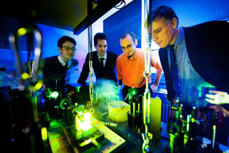 Skaperne av de konsentrerte 'kalde' strålene: (fra venstre) Julian Schmitt, Jan Klärs, Dr. Frank Vewinger og professor dr. Martin Weitz. (Foto: Volker Lannert, Universität Bonn)