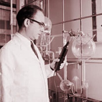 Stanley Miller i laboratoriet på University of California San Diego i 1970 (Foto: Scripps Institution of Oceanography Archives) Stanley Miller i laboratoriet på University of California San Diego i 1970 (Foto: Scripps Institution of Oceanography Archives)