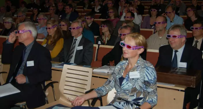 3-D-briller måtte til under seminaret. (Foto: NILU)