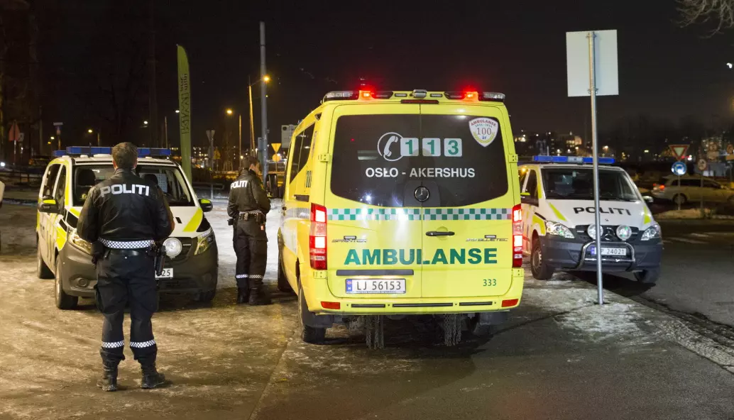 I byer som Oslo blir psykisk syke ofte transportert av ordinære ambulanser med en uniformert politi til stede. Bak ambulansen kjører det en politibil. Flere byer har satset på egne psykiatriambulanser. Nå forsker svenske forskere på om de gjør en forskjell.