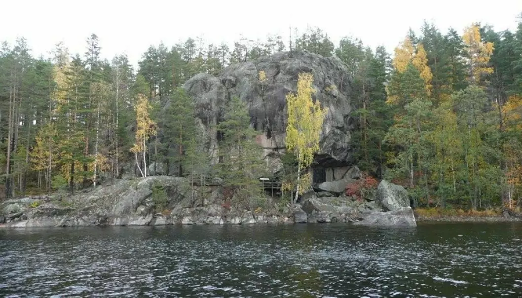 Denne klippen – den sovende kjempen – ligger ved en finsk innsjø. Et typisk eksempel på det Gjerde mener han nå har sett mange steder både i Sverige, Finland og Norge.
