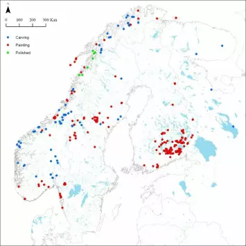 De røde prikkene viser hellemalleriene som inntil 2010 var blitt funnet i Norden. I dag er det oppdaget enda flere.