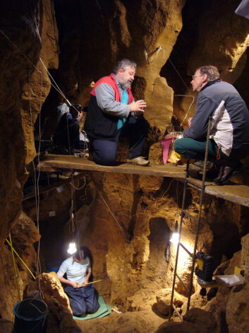 Svante Pääbo og Marco de la Rasilla i grotten El Sidron cave i Asturias i Spania, der skjeletter etter neandertalere graves ut. (Foto: El Sidron Research Team) Svante Pääbo og Marco de la Rasilla i grotten El Sidron cave i Asturias i Spania, der skjeletter etter neandertalere graves ut. (Foto: El Sidron Research Team)