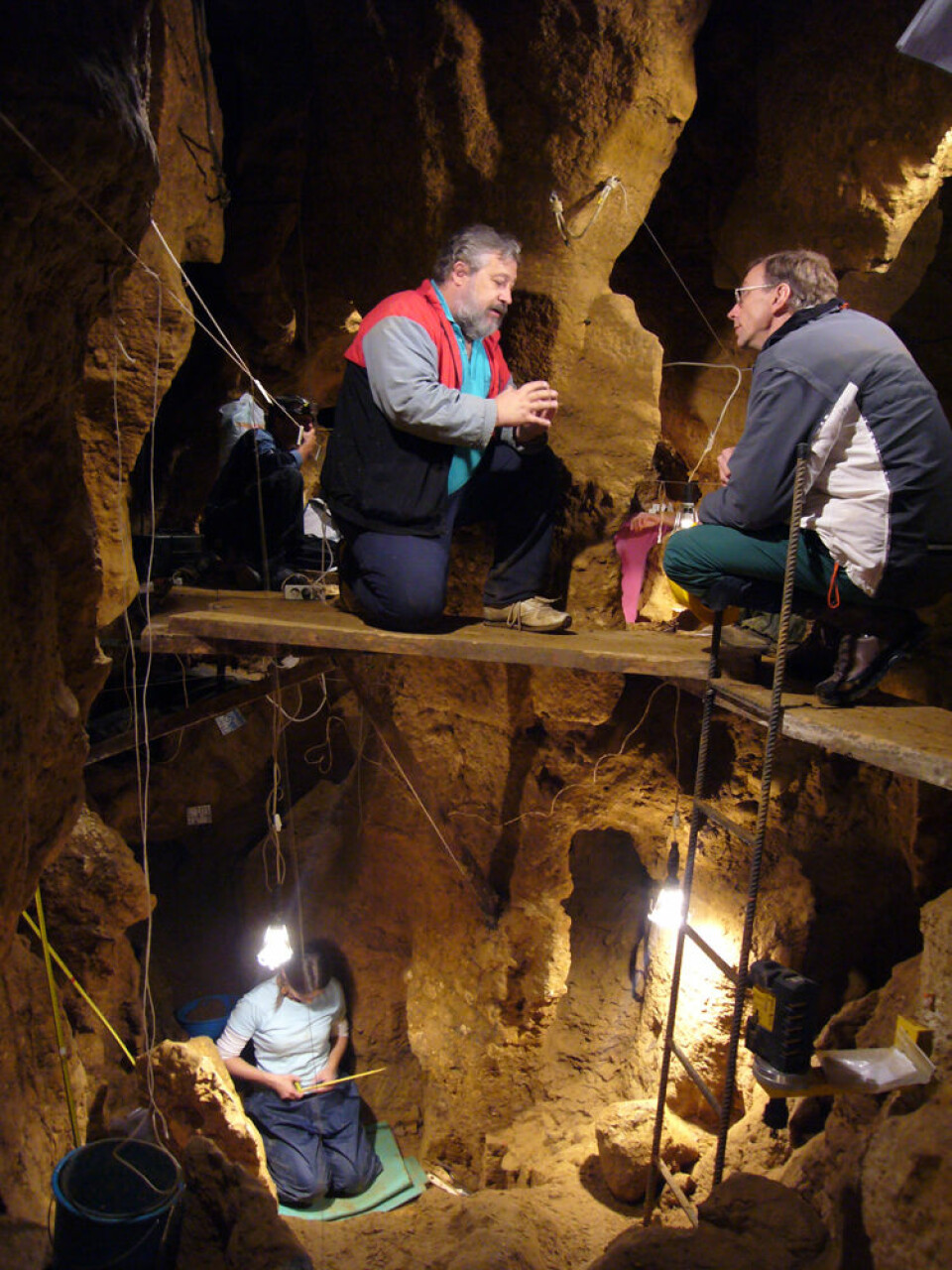Svante Pääbo og Marco de la Rasilla i grotten El Sidron cave i Asturias i Spania, der skjeletter etter neandertalere graves ut. (Foto: El Sidron Research Team)